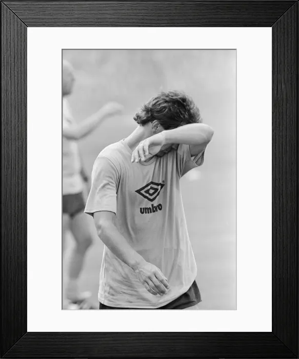 Framed Print : 1986 World Cup Finals in Mexico. Englands Bryan Robson wipes away the sweat Framed Print : 1986 World Cup Finals in Mexico. Englands Bryan Robson wipes away the sweat