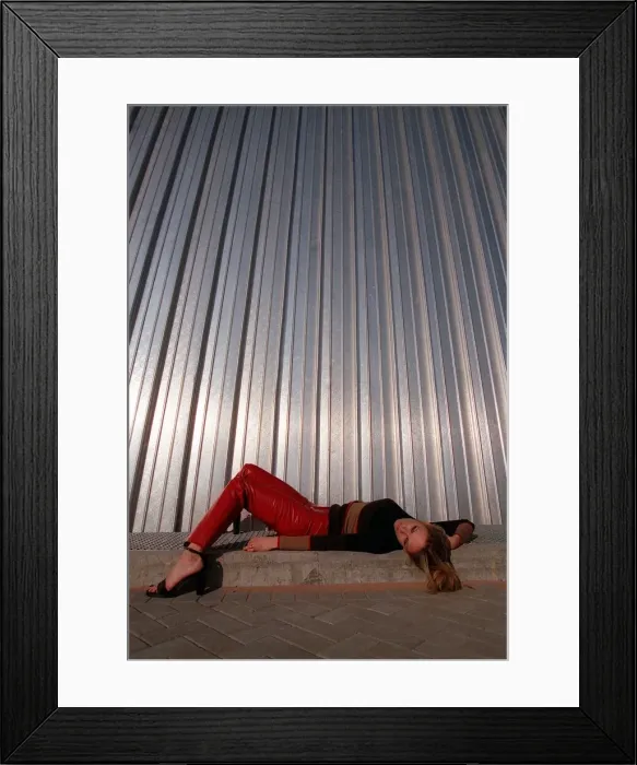 Framed Print : PIC SHOWS MODELLEANDRA STRAND MODELLING RED FASHION
