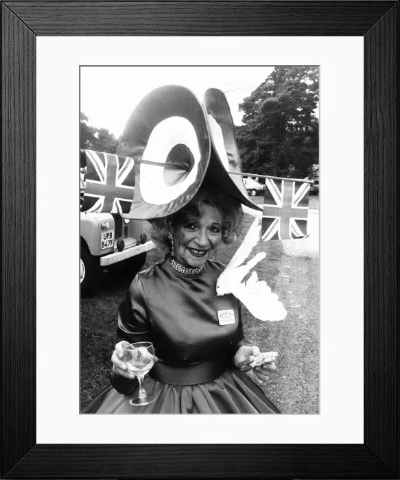 Framed Print : Gertrude Shilling in Union Jack flag hat at Royal Ascot in 1982