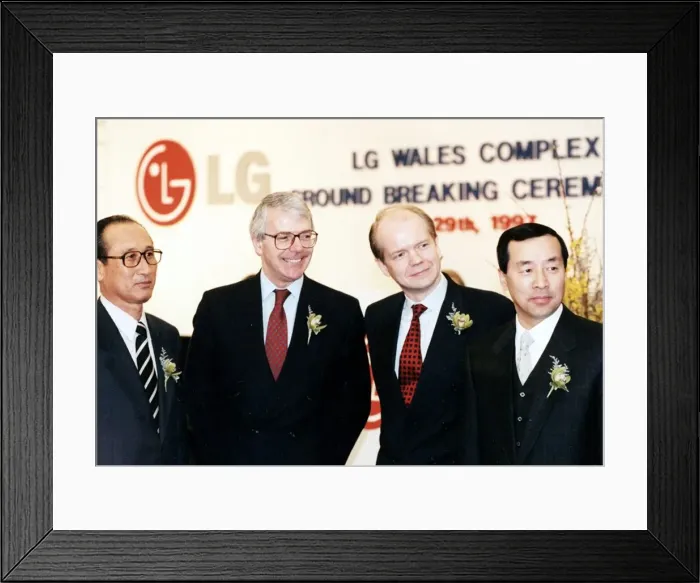 Framed Print : Industry - LG Electronics - The Prime Minister John Major pictured with Welsh Secretary Framed Print : Industry - LG Electronics - The Prime Minister John Major pictured with Welsh Secretary