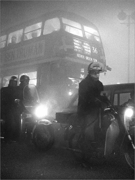 Weather London Smog December 1962 Traffic crawling along at 2mph in