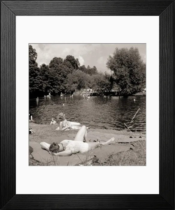 Framed Print : HolidaymakerIs in the Henley on Thames Swimming pool Women Sunbathing
