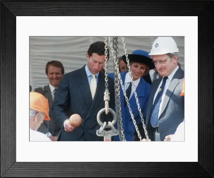 Framed Print : Prince Charles with block and tackle as Princess Diana looks on at the Glasgow Garden