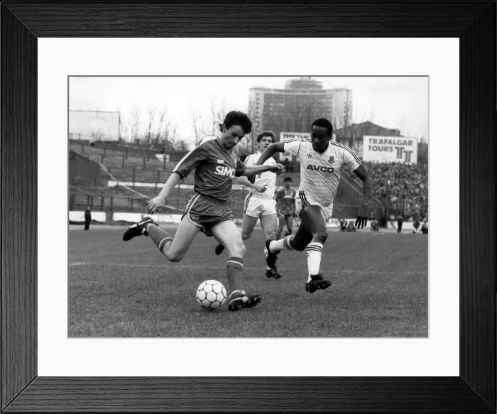 Framed Print : Chelsea v. West Ham Pat Nevin shoots as Parris of West Ham challenges