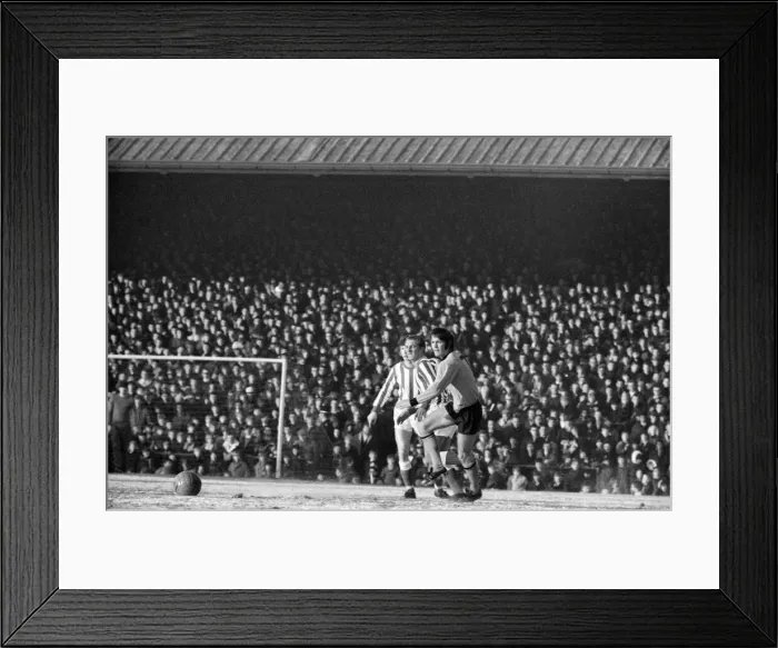 Framed Print : English League Division One match at Molineux. Wolverhampton Wanderers 1 v Framed Print : English League Division One match at Molineux. Wolverhampton Wanderers 1 v