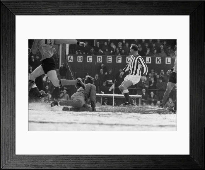 Framed Print : English League Division One match at Molineux. Wolverhampton Wanderers 1 v Framed Print : English League Division One match at Molineux. Wolverhampton Wanderers 1 v