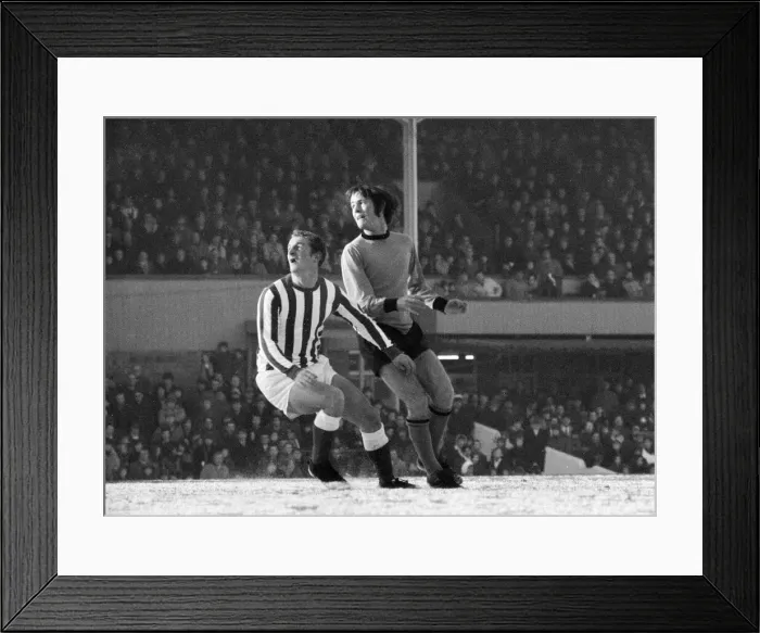 Framed Print : English League Division One match at Molineux. Wolverhampton Wanderers 1 v Framed Print : English League Division One match at Molineux. Wolverhampton Wanderers 1 v