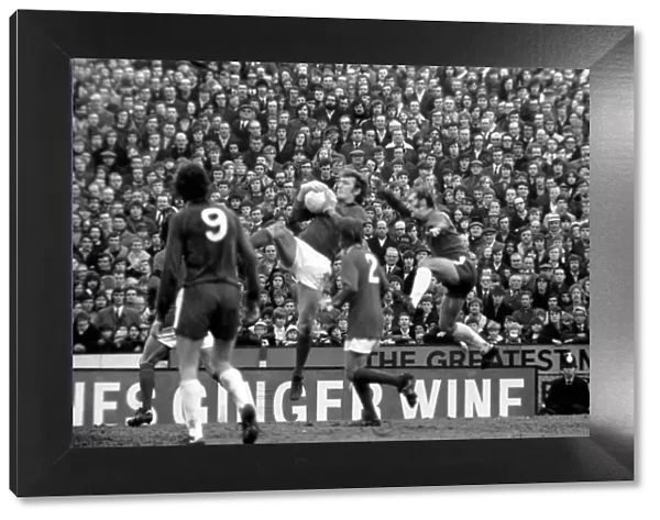 Chelsea v. Manchester United. January 1970 71-00225-014