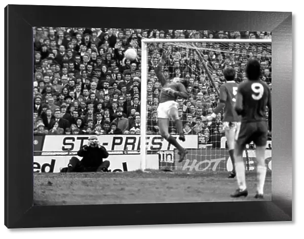 Chelsea v. Manchester United. January 1970 71-00225-002