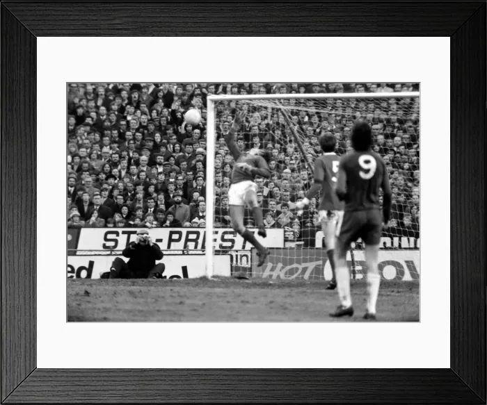 Framed Print : Chelsea v. Manchester United. January 1970 71-00225-002 Framed Print : Chelsea v. Manchester United. January 1970 71-00225-002