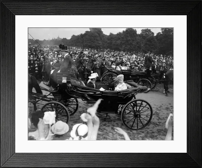 Framed Print : King George V and Queen Mary seen here in Hyde Park watching people dance during