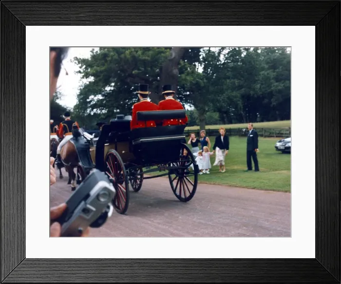 Framed Print : Duchess of York with her family as the Queens carriage sweeps past Framed Print : Duchess of York with her family as the Queens carriage sweeps past