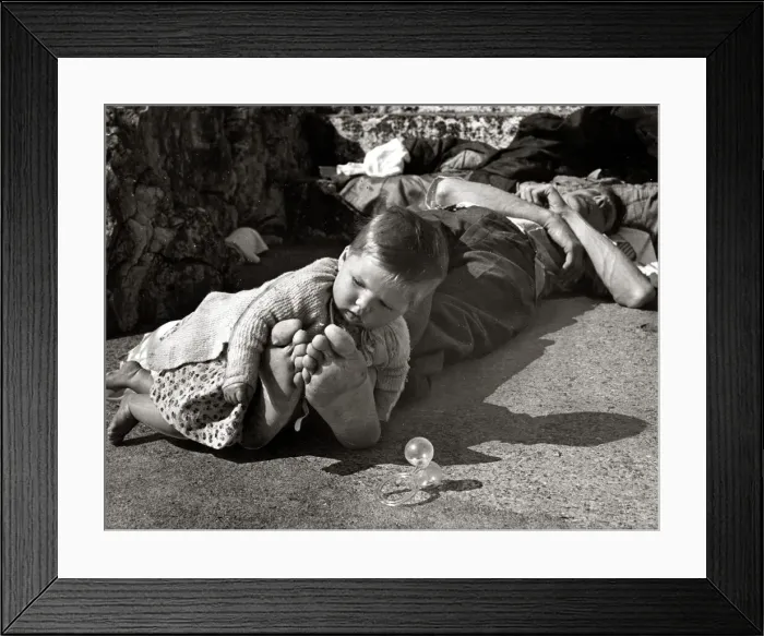 Framed Print : Six months old baby girl Margaret Wells looks at her dady