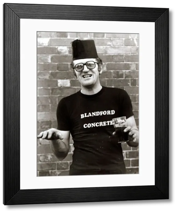 Framed Print : Tommy Cooper impersonator Derek Ritchie wearing Tommy