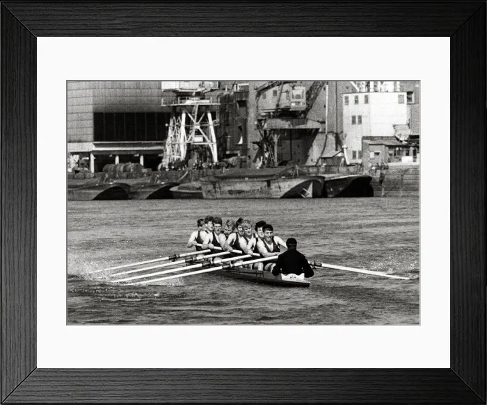 Framed Print : Oxford v Cambridge Boat Race - March 1967 approaching the finish at Chiswick
