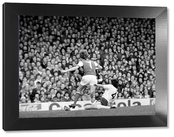 Football: Arsenal (1) vs. Tottenham Hotspur (0). April 1977 77-02053-050