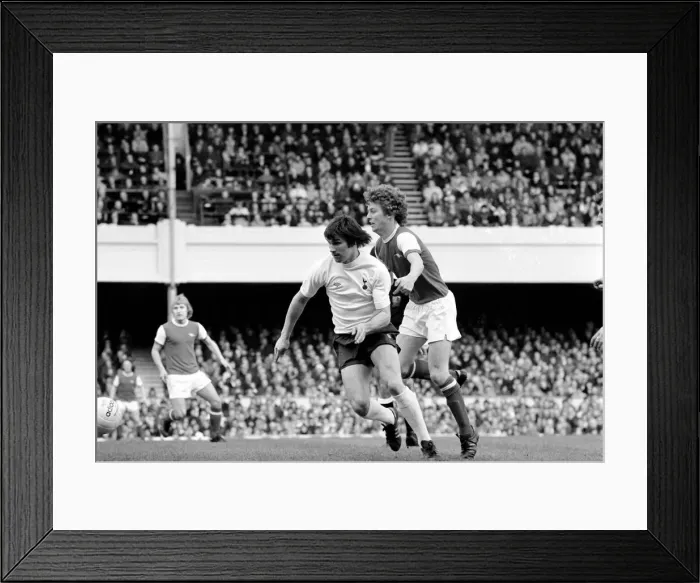 Framed Print : Football: Arsenal (1) vs. Tottenham Hotspur (0). April 1977 77-02053-040 Framed Print : Football: Arsenal (1) vs. Tottenham Hotspur (0). April 1977 77-02053-040