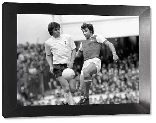 Football: Arsenal (1) vs. Tottenham Hotspur (0). April 1977 77-02053-033
