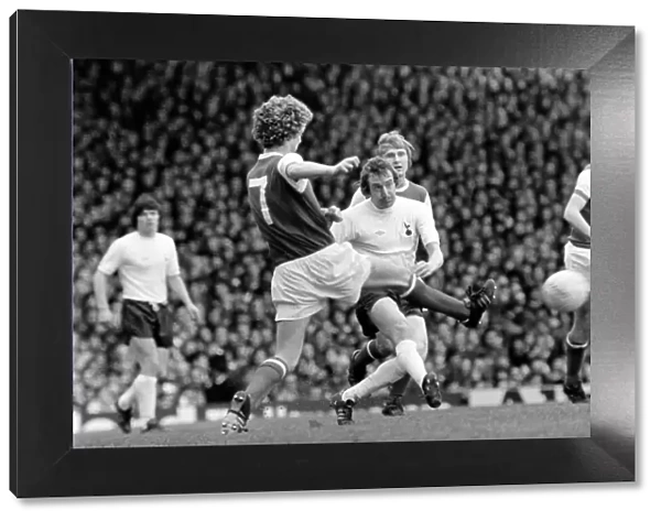 Football: Arsenal (1) vs. Tottenham Hotspur (0). April 1977 77-02053-027