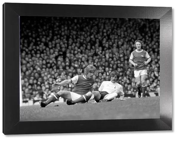 Football: Arsenal (1) vs. Tottenham Hotspur (0). April 1977 77-02053-031