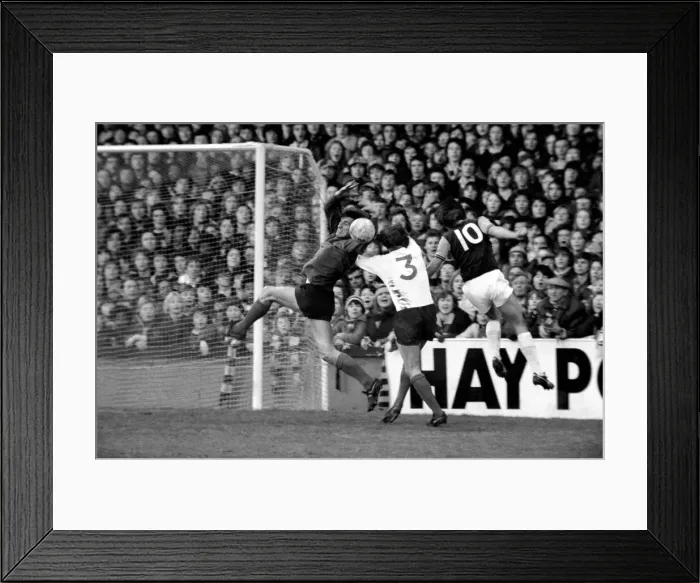 Framed Print : Football: F. A. Cup: West Ham F. C. (0) vs. Liverpool F. C. (2). January 1976 76-00045-001 Framed Print : Football: F. A. Cup: West Ham F. C. (0) vs. Liverpool F. C. (2). January 1976 76-00045-001