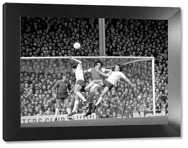 Football: Arsenal (1) vs. Tottenham Hotspur (0). April 1977 77-02053-056
