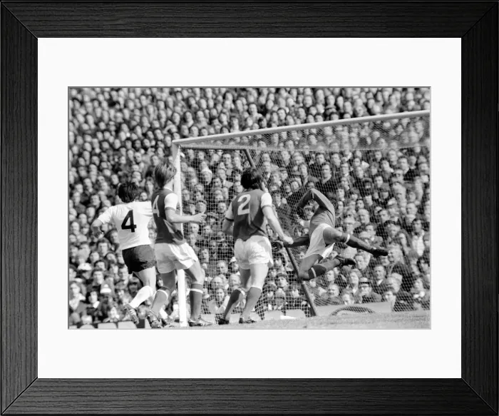 Framed Print : Football: Arsenal (1) vs. Tottenham Hotspur (0). April 1977 77-02053-012 Framed Print : Football: Arsenal (1) vs. Tottenham Hotspur (0). April 1977 77-02053-012