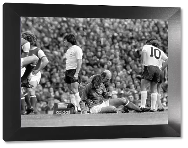 Football: Arsenal (1) vs. Tottenham Hotspur (0). April 1977 77-02053-026