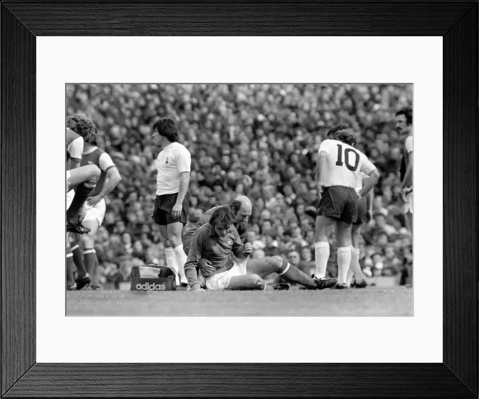 Framed Print : Football: Arsenal (1) vs. Tottenham Hotspur (0). April 1977 77-02053-026 Framed Print : Football: Arsenal (1) vs. Tottenham Hotspur (0). April 1977 77-02053-026
