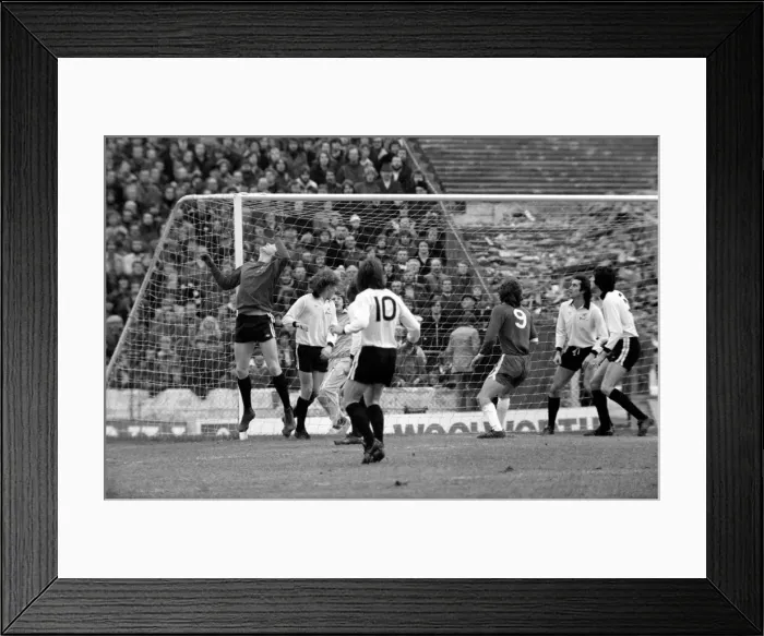 Framed Print : Sport: Football: Chelsea v. Fulham. December 1984 76-07537-034 Framed Print : Sport: Football: Chelsea v. Fulham. December 1984 76-07537-034
