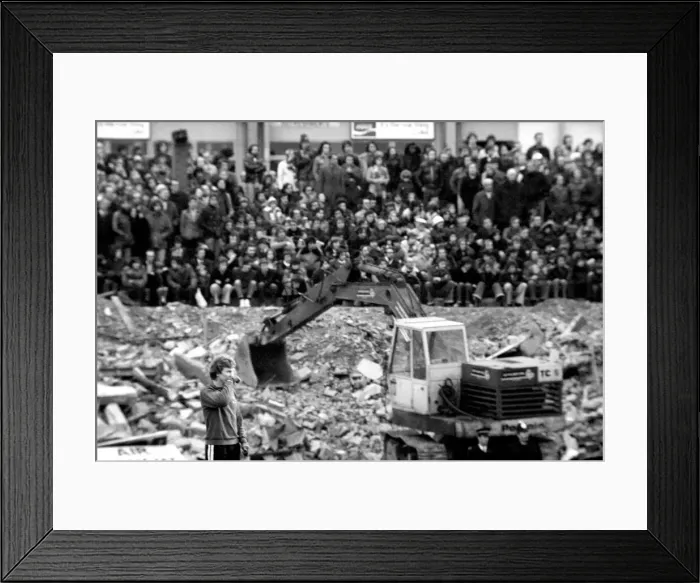Framed Print : Sport: Football: Chelsea v. Fulham. December 1984 76-07537-026 Framed Print : Sport: Football: Chelsea v. Fulham. December 1984 76-07537-026