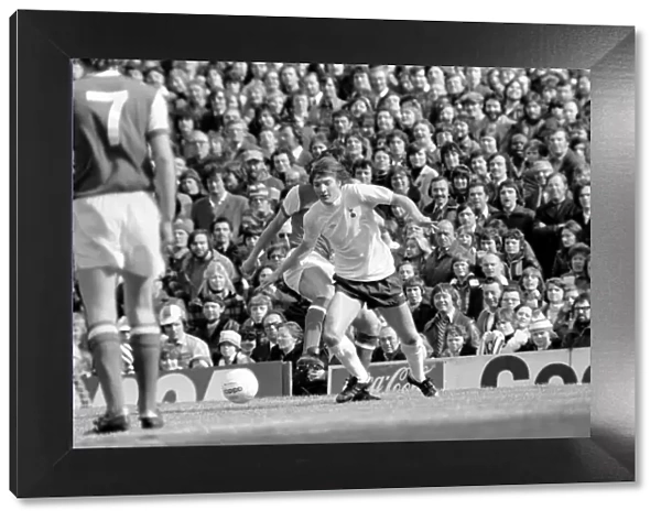 Football: Arsenal (1) vs. Tottenham Hotspur (0). April 1977 77-02053-013