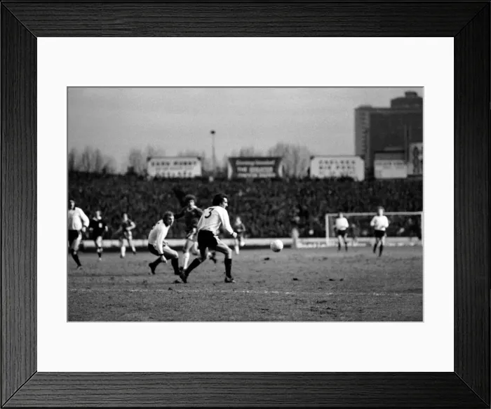 Framed Print : Sport: Football: Chelsea v. Fulham. December 1984 76-07537-021 Framed Print : Sport: Football: Chelsea v. Fulham. December 1984 76-07537-021