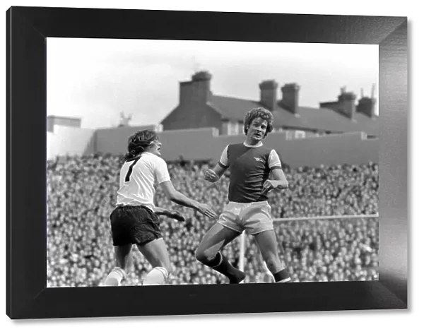 Football: Arsenal (1) vs. Tottenham Hotspur (0). April 1977 77-02053-005