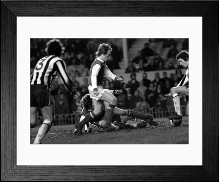 Framed Print : Football: Arsenal (4) vs. Newcastle United (0). March 1975 75-01516-027 Framed Print : Football: Arsenal (4) vs. Newcastle United (0). March 1975 75-01516-027