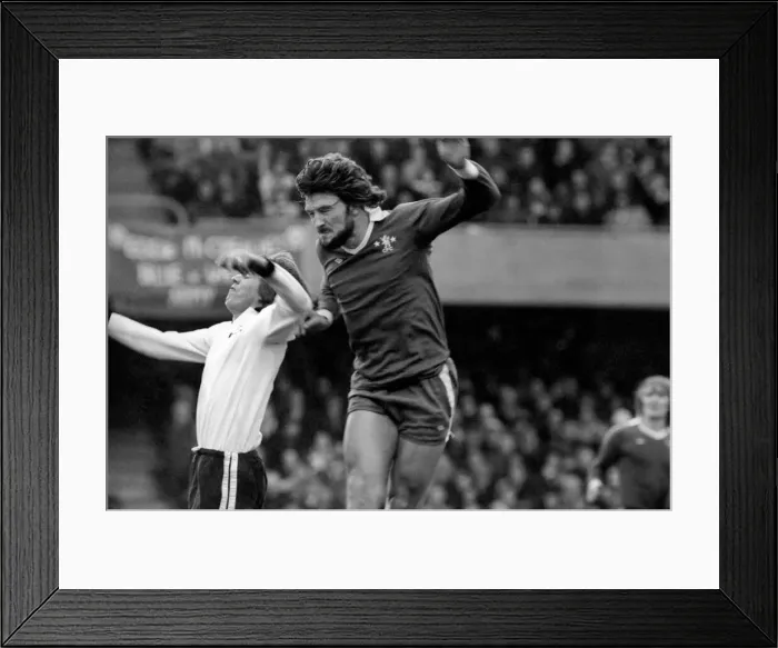 Framed Print : Sport: Football: Chelsea v. Fulham. December 1984 76-07537-029 Framed Print : Sport: Football: Chelsea v. Fulham. December 1984 76-07537-029