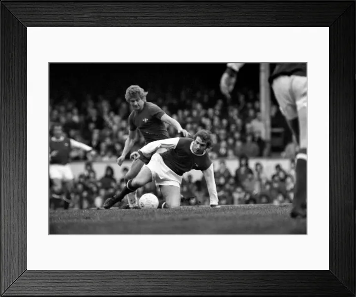 Framed Print : English League Division One match at Highbury Arsenal 1 v Chelsea 2 Framed Print : English League Division One match at Highbury Arsenal 1 v Chelsea 2