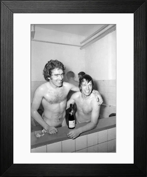 Framed Print : Football: Norwich F. C. (1) v. Manchester United F. C. (0). January 1975 75-00414-076