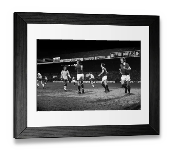 Framed Print : Football: Norwich F. C. (1) v. Manchester United F. C. (0). January 1975 75-00414-025