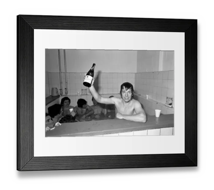 Framed Print : Football: Norwich F. C. (1) v. Manchester United F. C. (0). January 1975 75-00414-071