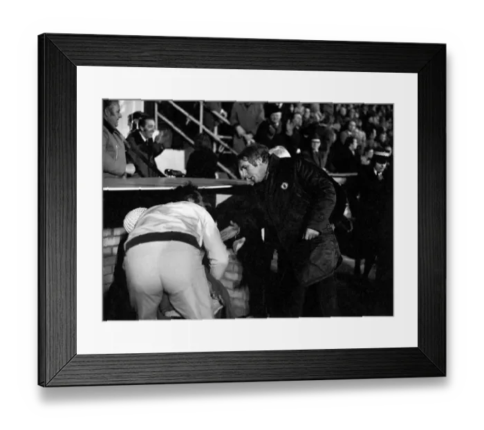 Framed Print : Football: Norwich F. C. (1) v. Manchester United F. C. (0). January 1975 75-00414-049