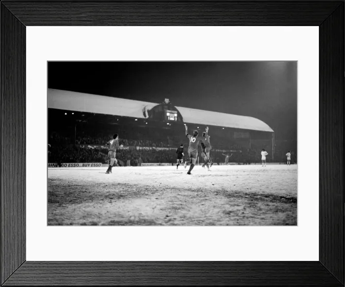Framed Print : F. A. Cup Replay. 3rd Round. Middlesbrough v. Manchester United. January 1971 71-00174-001