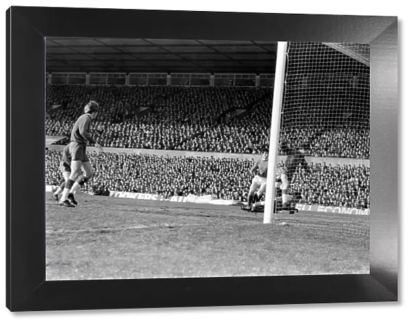 Manchester United v. Crystal Palace. February 1970 70-1630-006
