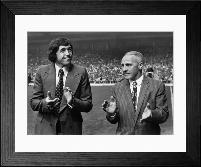 Framed Print : Former Stoke City goalkeeper Gordon Banks walks round the Liverpool ground with Liverpool