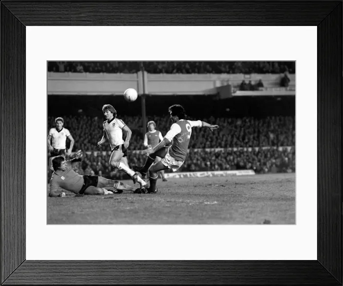 Framed Print : Arsenal (1) v. Ipswich (1). Frank Stapleton foiled by goalie Paul Cooper with Russell
