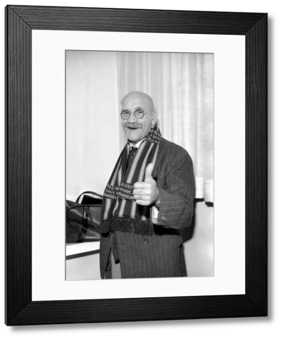 Framed Print : Actor Warren Mitchell in Australia tries to decide which team he favours for the FA Cup Framed Print : Actor Warren Mitchell in Australia tries to decide which team he favours for the FA Cup