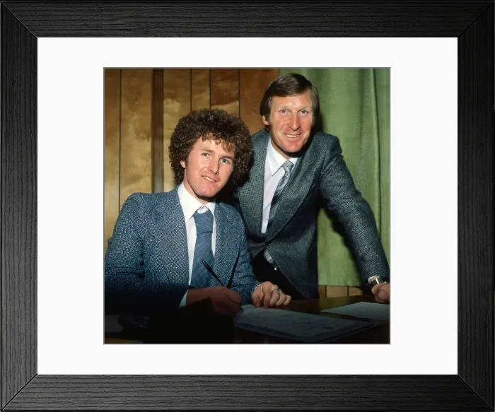 Framed Print : Davie Provan signing contract with Celtic September 1980 Framed Print : Davie Provan signing contract with Celtic September 1980