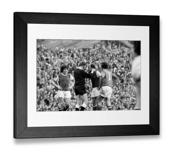 Framed Print : English League Division One match at Highbury Arsenal1 v Tottenham Hotspur 0