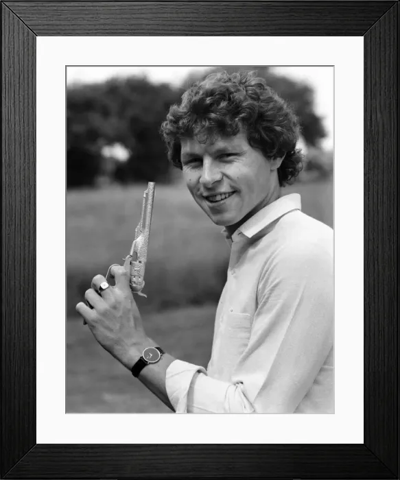 Framed Print : New Arsenal signing Clive Allen poses holding guns. June 1980 80-03099-003 Framed Print : New Arsenal signing Clive Allen poses holding guns. June 1980 80-03099-003