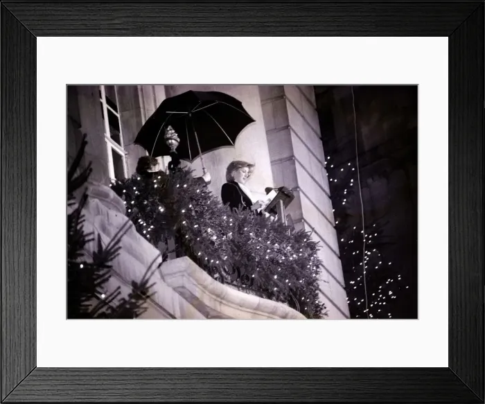 Framed Print : Princess Diana turns on the Christmas lights on Regent Street, November 1981 Framed Print : Princess Diana turns on the Christmas lights on Regent Street, November 1981